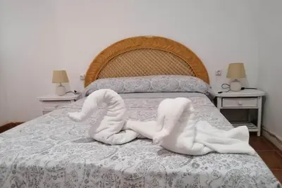 Image de Habitación matrimonial en un bajo baño compartido Areas compartidas