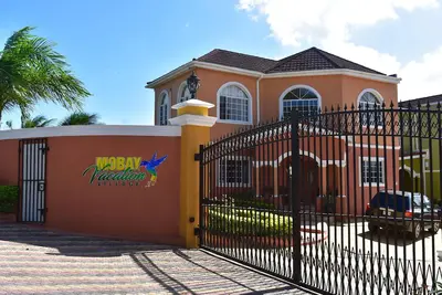 Image de Stunning & Spacious 2 Bedroom Townhome