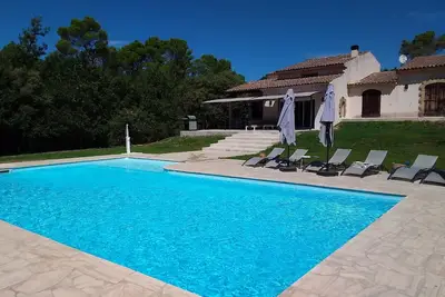 Image de Villa provençale avec grande piscine en pleine nature entre Aix et Luberon