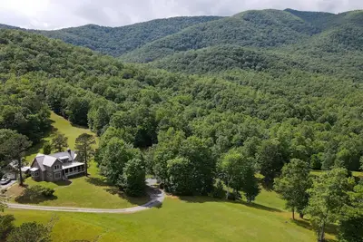 Image de Pisgah Forest Retreat: True mountain luxury with mountain views & hot tub!
