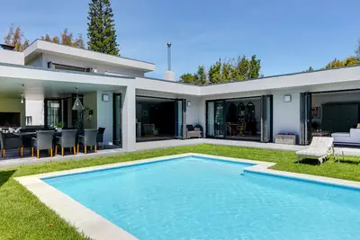 Image de Stunning 5 bedroom en-suite home with tennis court