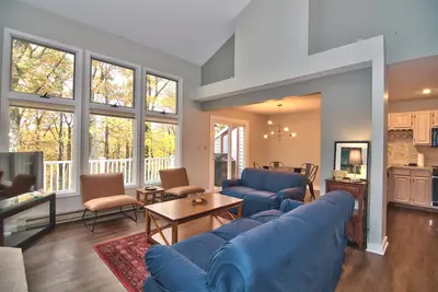 Image de Best Location in the Poconos - Walk to Slopes or Beach!