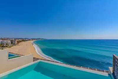 Image de New! Penthouse Condo On The Beach with Private Rooftop Pool!