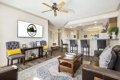 Image de Walk-in Golf Condo - Sunroom with Lovely View & Indoor Pool Access