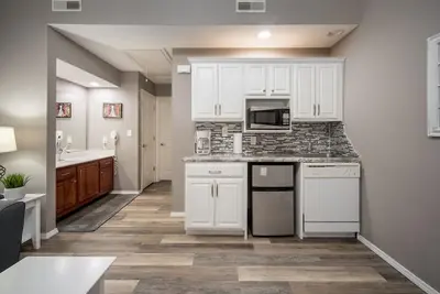 Image de Cozy + Central Walk-In King Suite w/ Jacuzzi | Pool Access + Show Discounts