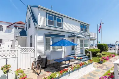 Image de Beach House, Walking distance to downtown!
