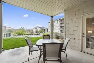 Image de 2 King Bedroom, 2 Bathroom Golf Condo with Covered Patio - Walk out to Pool