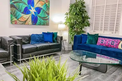 Image de Luxury Plush Condo: Safe and Excellent Location! !