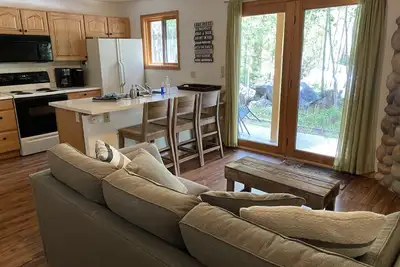 Image de Riverfront Condo #1w/patio, 1blk 2 town, King bed, Wifi-200mbps, 40min 2 WinterPark