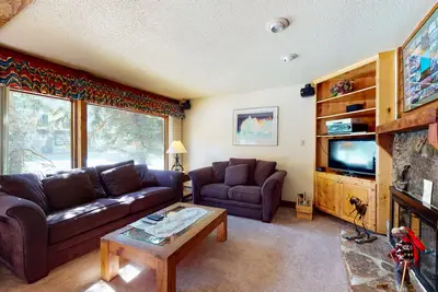 Image de Ski-in/ski-out condo next to Super Bee lift w/shared hot tub/private deck/WiFi