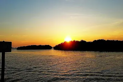 Image de Peaceful Waterfront Pool Home