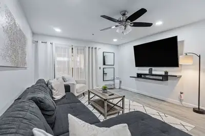 Image de Executive 2 Bdrm Condo in the Heart of Biltmore!