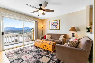 Image de Beautiful Stowe getaway w/ shared pool/hot tub, balcony & wood-burning fireplace