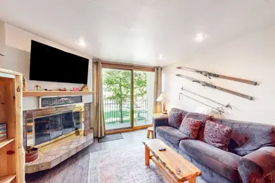 Image de Dog-friendly, ski condo with golf course views, balcony, hot tub & sauna