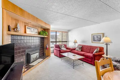 Image de Comfortable condo with ski lift views, shared fitness room, gas fireplace, & W/D