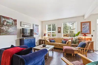 Image de Beautiful home w/ an enclosed yard, private patio, & full kitchen