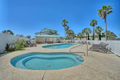 Image de Hot Tub Pool  Just Steps to the Beach!
