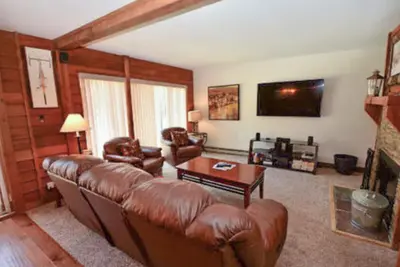 Image de Ski-in/ski-out chalet right next to Super Bee gondola w/shared hot tub + WiFi