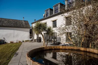 Image de Bunny Cottage is an original farm cottage that has been updated to provide a spacious country retrea