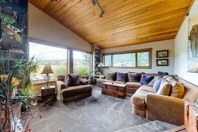 Image de Unique, owner-built home with rustic touches, patio, deck, & private hot tub
