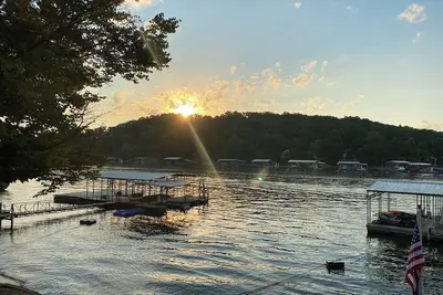 Image de New deck! 6br Lakefront home. 4100sq ft. Extra parking. Open slip.