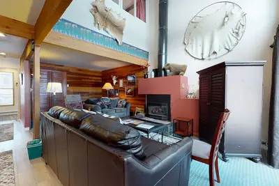 Image de Stylish townhouse with mountain and golf views, shared hot tub, and balconies