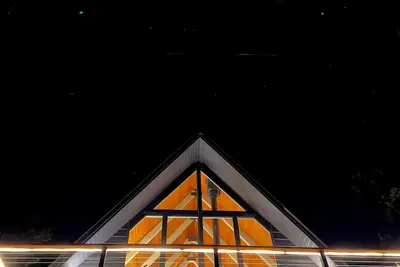 Image de The Mid-Century A-Frame House