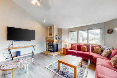 Image de Spacious mountain townhome near the slopes w/gas fireplace, deck, & free WiFi