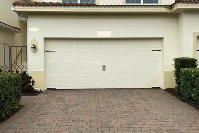 Image de Bonita Springs, newly available and furnished residence in a gated community