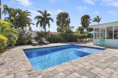 Image de Heated salt water-pool & spa, walk to local beach, park, boat ramp, restaurants.