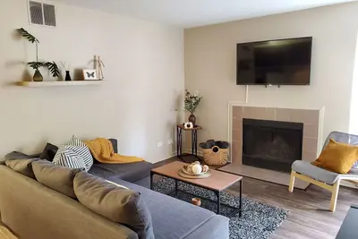 Image de 2 Br W/ Washer Dryer, Fireplace, Close To It All, Monthly Stays Welcome