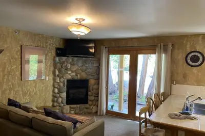 Image de Riverfront condo #3 w/patio, 1block 2 town, King bed, Wifi, 20 min ski Granby Rnch