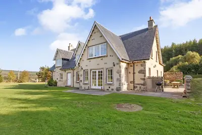 Rowan House, pet friendly, luxury holiday cottage in Bonar Bridge
