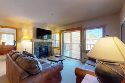 Image de Ski-in/ski-out chalet next to gondola w/shared fitness center, hot tub, & sauna