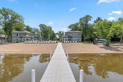 Image de Lakeside Comfort in the Heart of Gull Lake, Beach Access, Boat Rentals