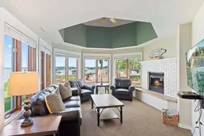 Image de Bright Lakefront Getaway, steps from sandy Gull Lake beach