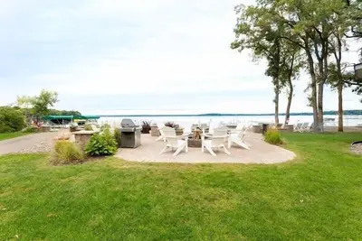 Image de Spacious Gull Lake Beach Condo, Lake Access and Fire pit