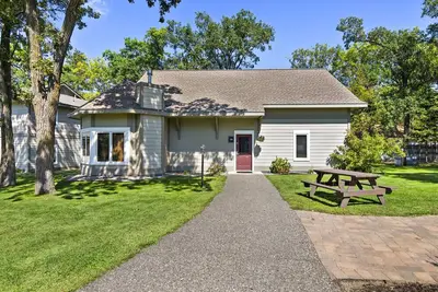 Image de Spacious Condo Steps from Gull Lake Shoreline with Fire Pits, Boat/Boat Lift Rentals