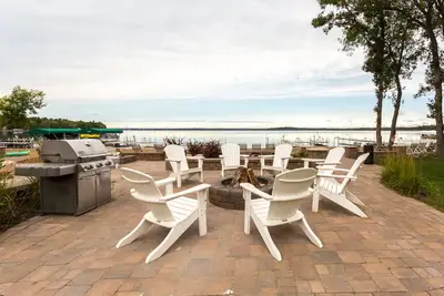 Image de Catch Breathtaking Sunset Views from this Lake Front Condo w/ Fire Pit on Gull Lake