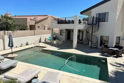 Image de Beautiful home with sparkling pool, near golf course, minutes from lake!