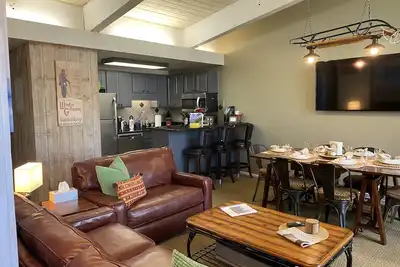 Image de Ski In/Ski Out 2 Bed/2Bath Top Floor Updated Condo With Elevator and Steamshower
