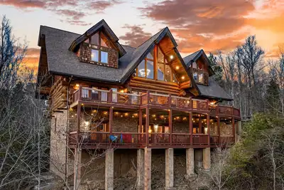 Image de Three-story cabin w/ hot tub, game room, & theater room