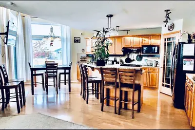 3 Bdrm Spacious Luxury Retreat w/ Hottub Seclusion