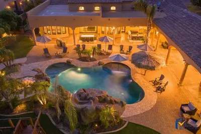 Image de Paradise Waterslide Grotto SportsCourt Playground