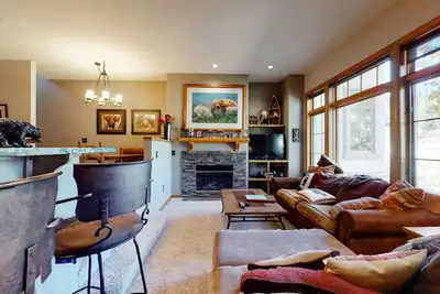 Image de Ski-in ski-out townhouse w/mountain views, gas fireplace, WiFi