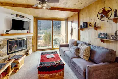 Image de Western-style condo with hot tub, sauna, ski locker, & fireplace - walk to lift