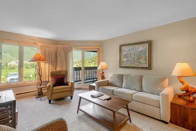 Image de Mountain view condo w/gas fireplace, shared outdoor pool, and free WiFi