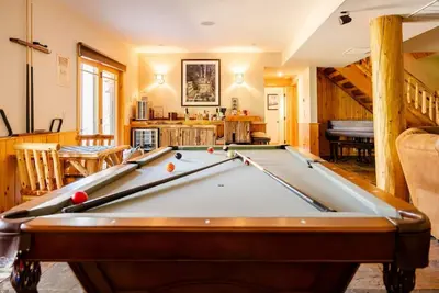 Image de Stanley's Mountain Getaway · 5 Min to Skiing | Hot Tub | Fire Pit | Games | Bar
