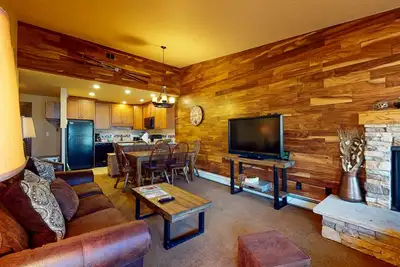 Image de Inviting mountain condo w/shared outdoor pool, WiFi, gas fireplace - near slopes