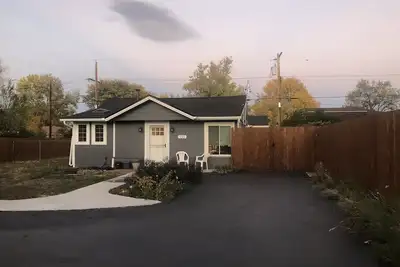 Image de Pet friendly Bungalow. Close to Downtown and Mountains!